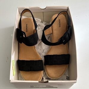 Sonoma Women's Black and Tan Sandals